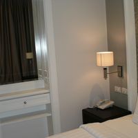 白でまとまったベッドルームです。