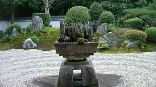 正面庭園「九山八海の庭」にある遺愛石という石