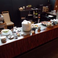 朝食です。こちらはお代わり自由のコーナーです。