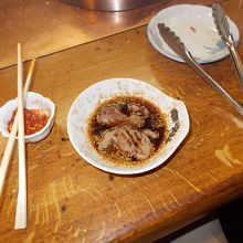 ごまやニンニクおろしなどをたれに入れて、頂きます。