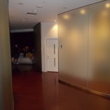 紳士用化粧室入り口