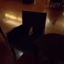 このように椅子に腰掛けながら夜景を楽しむことができます。