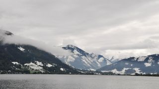 駅のすぐ近くに広がる湖