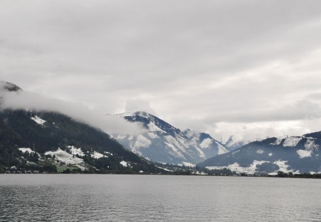 駅のすぐ近くに広がる湖