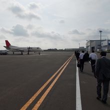 飛行機まで歩いて行きます。