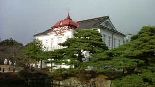 堀端に建つ赤い屋根の白い洋館