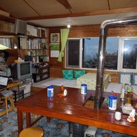 リビングルームです。宿泊者全員集まってここで頂きます。