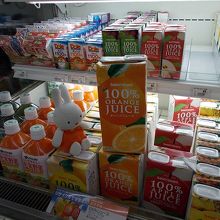 もちろん普通のコンビニですので、こういうものも売っています。