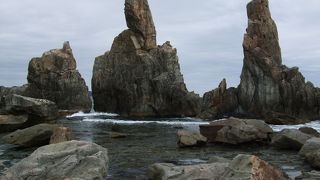 橋の橋脚が続いたような形の岩