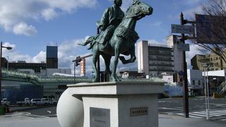 徳川吉宗公之像は、地元のライオンズクラブの寄贈したもの