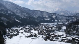 白川郷荻町合掌集落を眼下に、白山連峰を一望