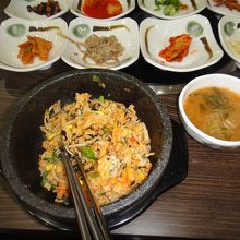 サービスで付いてた韓国料理（石焼ビビンバ）