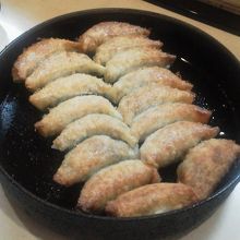 鉄鍋入りの一口餃子（写真は2人前）