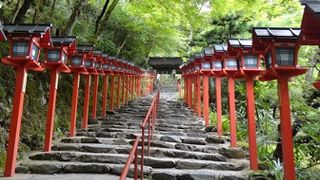 朱塗りの灯篭が素敵！