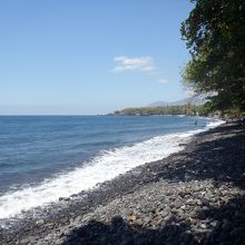 トランベンの海岸は石だらけ。