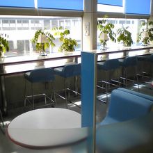 改札の中に、休憩スペースがあります