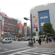 早稲田口には、バスやタクシーに乗車できるロータリーが有ります。