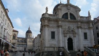 バロック様式の荘厳な教会