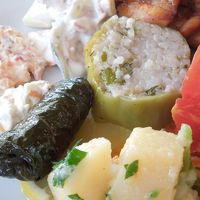 夕食。バイキングに伝統食も出ます。