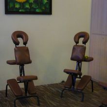 前向きに座って首肩背中のマッサージ