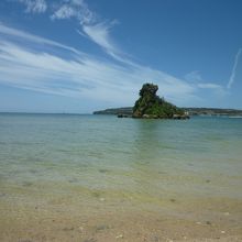 透明感のあるエメラルドグリーンの海