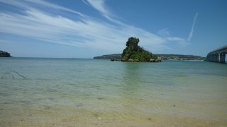 エメラルドグリーンのビーチ