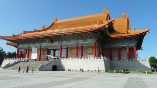 中正紀念堂の左右に構える