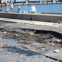 その前の道路はいまだに大きく陥没のまま