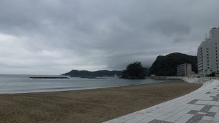 松崎海岸 (松崎海水浴場) --- 天気が良かったら、西伊豆の美しい風景が見れたのでしょうが・・・。