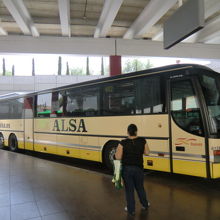 トレドバスターミナルに止まっているＡＬＳＡ社のバス