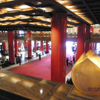 中央大階段から階下のロビーを望む。