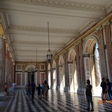 グラントリアノンは、ピンク色の大理石でできており、とても綺麗