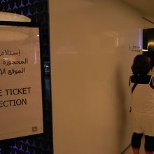 事前予約専用窓口の入口。当日券窓口の通路向かいです。