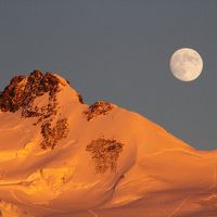 夕暮れのモンテローザと満月
