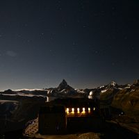 深夜のマッターホルンとホテル