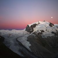 日の入り直後のモンテローザと満月