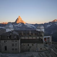 朝焼けのマッターホルンとホテル