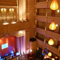 美しい吹き抜けのロビー