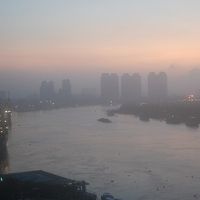 部屋から眺める幻想的な朝もや