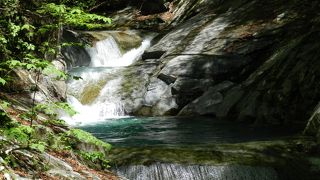 大小幾つもの滝や澄んだ水が流れる美しい渓流風景が見られる素晴らしいスポットです！