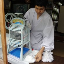 神社の方が氷を削ってくれる