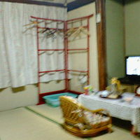 畳の部屋で冷茶と和菓子でリラックス