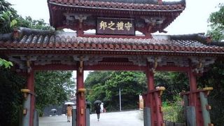 雨天は石畳が滑ります