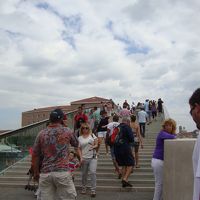 この橋を荷物かついで渡れればホテルまで徒歩で10分らしい