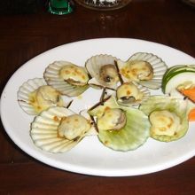 小さいホタテにチーズが乗った物