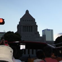 国会議事堂前。運良く信号が赤になったのでシャッターチャンスで