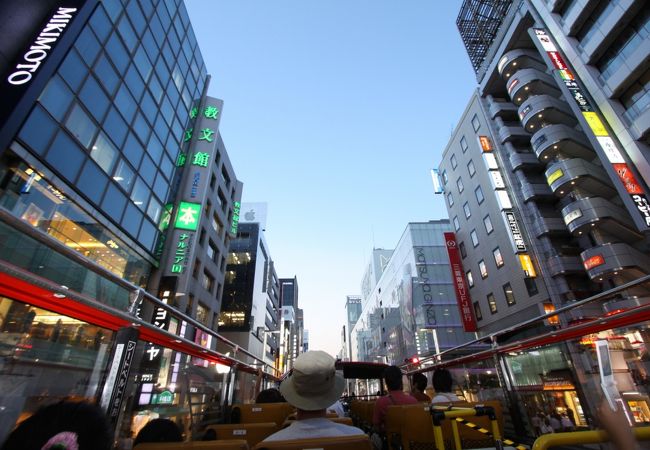 銀座ですね。ちょうどネオンが輝き始めた頃、綺麗です。