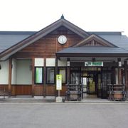 木造の綺麗な駅舎の無人駅