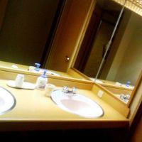 洗面所は２人同時に使えます