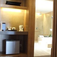 寝室からバスル−ムへ